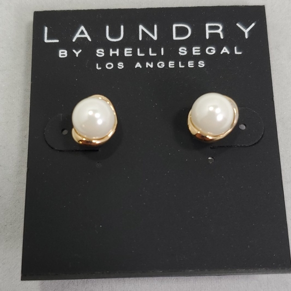 Laundry gold with pearl stud earrings - Picture 2 of 3